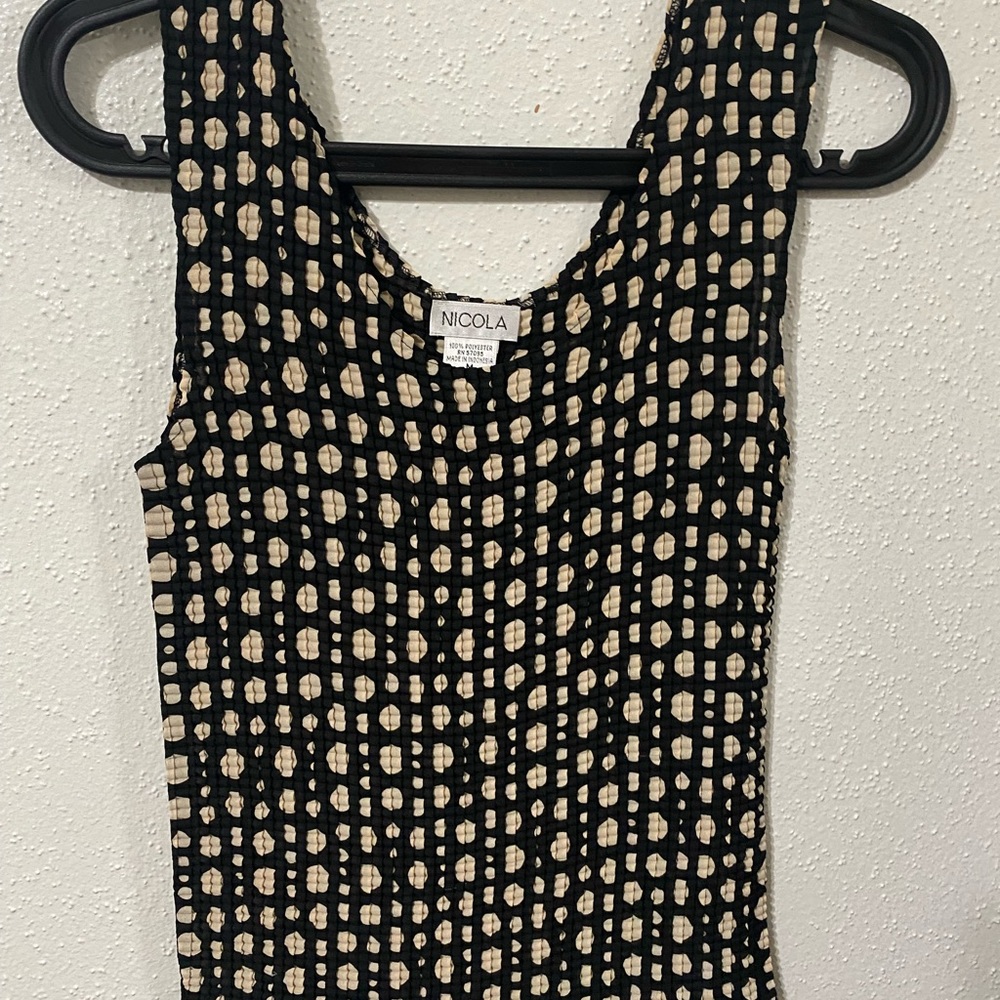 Nicola top
Color: Black with cream dots
Size: Medium
